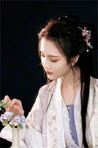 穿成炮灰女配后，她只想逃婚